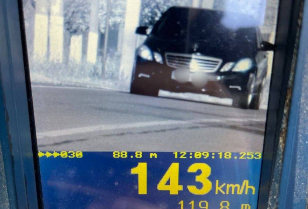 FOTO // Iresponsabilitate totală: cu 143 km/h prin sat